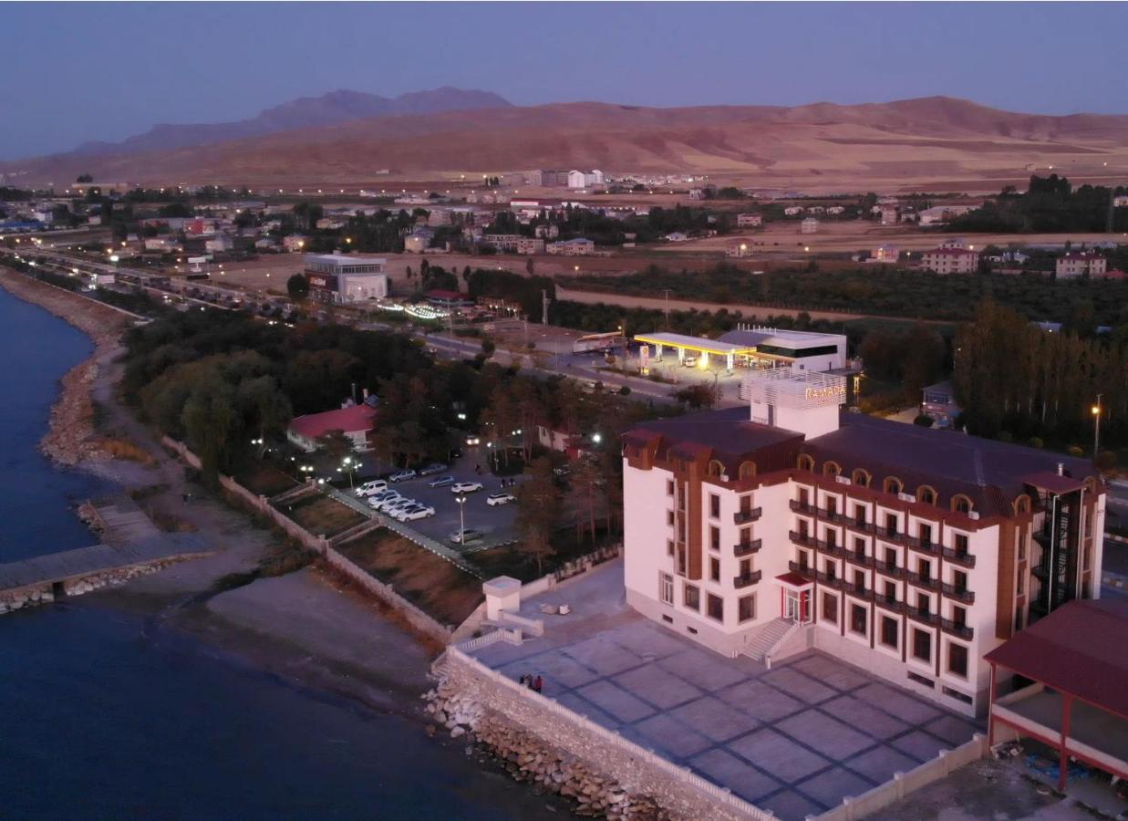 Ramada By Wyndham Van Kültér fotó